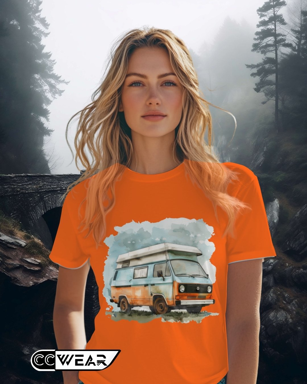 EXPLORA SIN LÍMITES: AVENTURA SOBRE RUEDAS 🌲 Lleva contigo el espíritu libre con esta camiseta exclusiva de CC WEAR, diseñada para los amantes de los viajes y la naturaleza. El estampado artístico de una camper van rodeada de montañas y bosques transmite la esencia de la aventura.